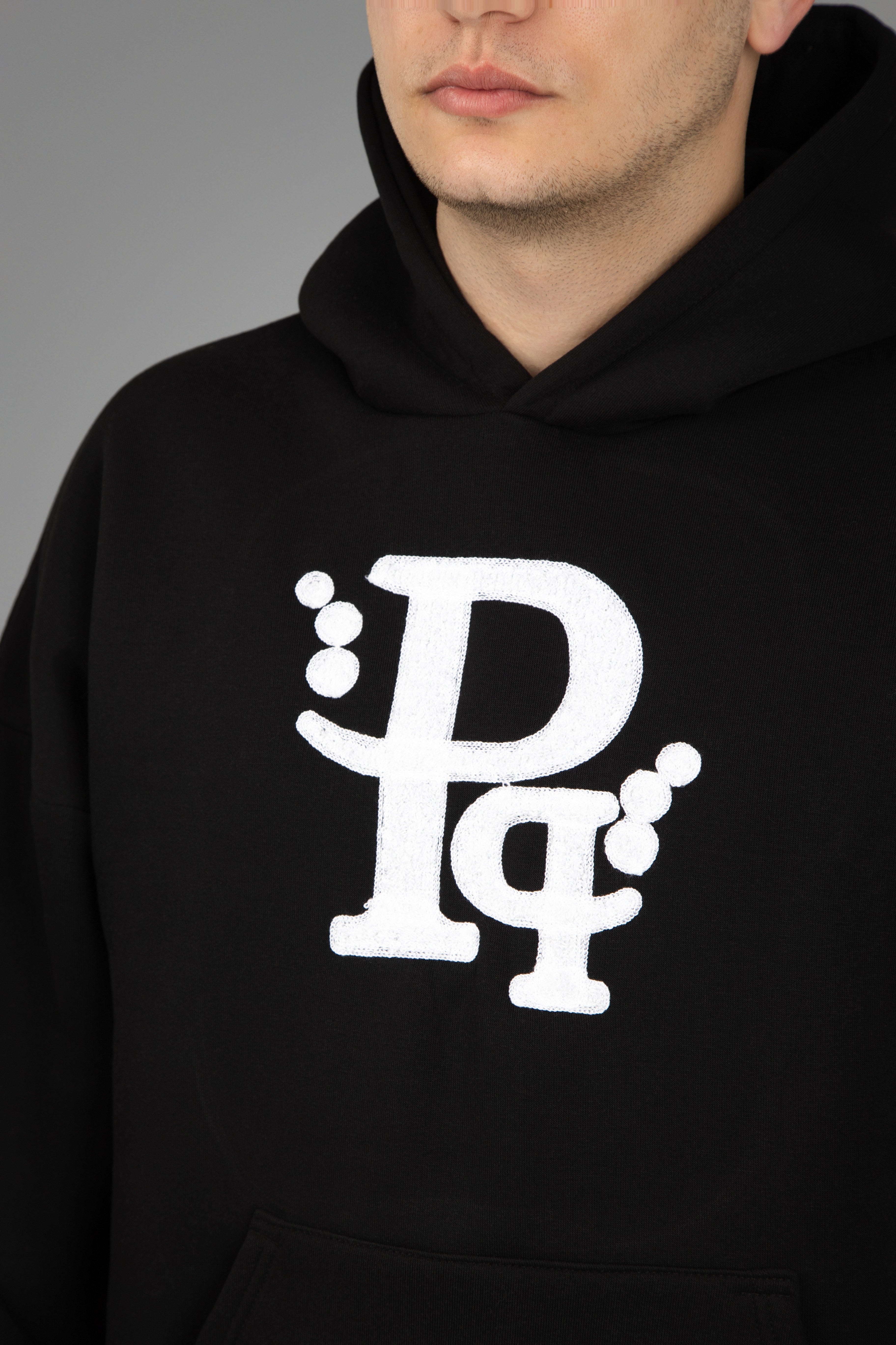Μαύρο Φούτερ Hoodie με λευκό κεντητό Λογότυπο “Pq”