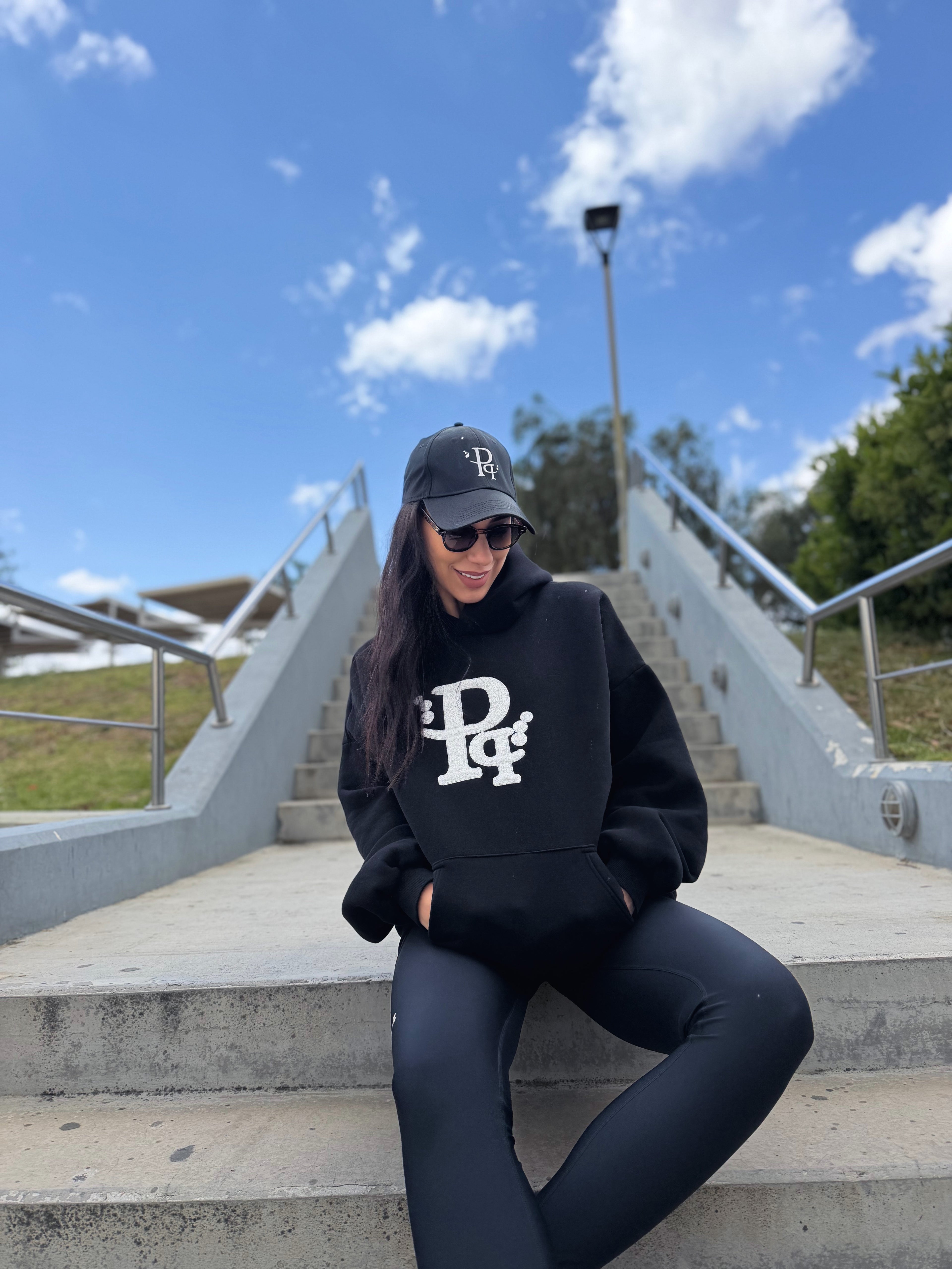 Μαύρο Φούτερ Hoodie με λευκό κεντητό Λογότυπο “Pq”