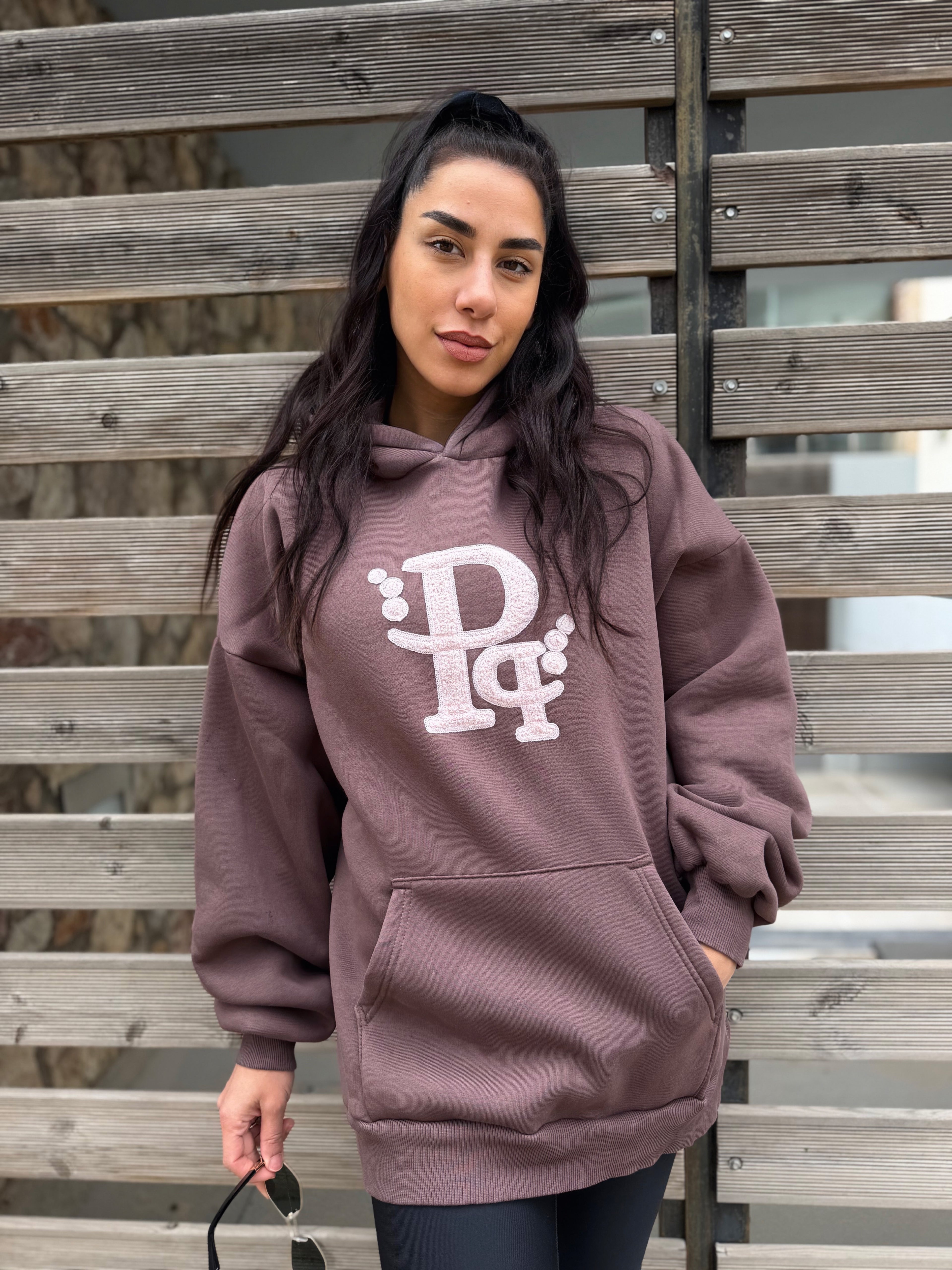 Καφέ Φούτερ Hoodie με απαλό ροζ κεντητό Λογότυπο “Pq”