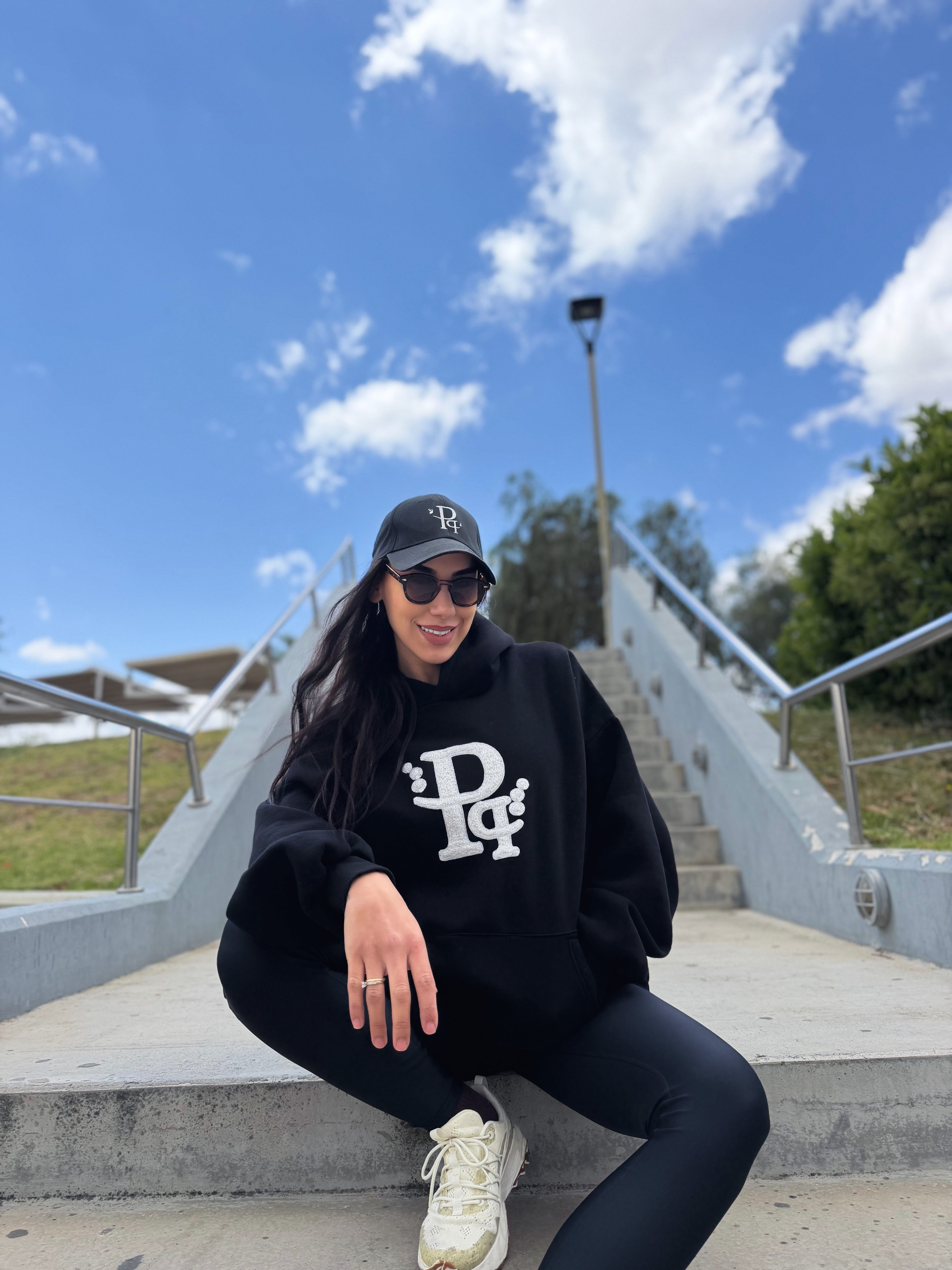 Μαύρο Φούτερ Hoodie με λευκό κεντητό Λογότυπο “Pq”