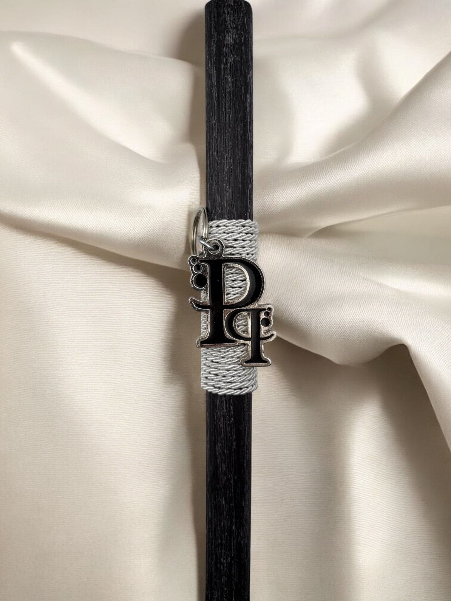 Πασχαλινή λαμπάδα με μπρελόκ με άρωμα “Pq” σε μαύρο χρώμα